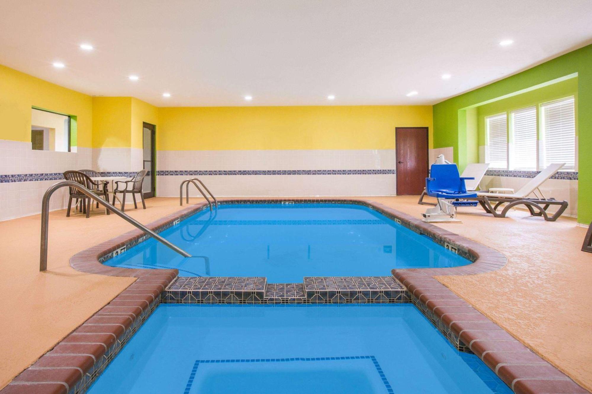 Super 8 By Wyndham Port Arthur/nederland Area Hotel 2*
